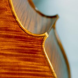 Seitliche Nahaufnahme eines Cellos
