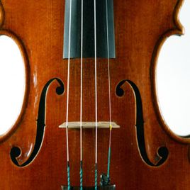 Nahaufnahme F-Löcher einer Geige 